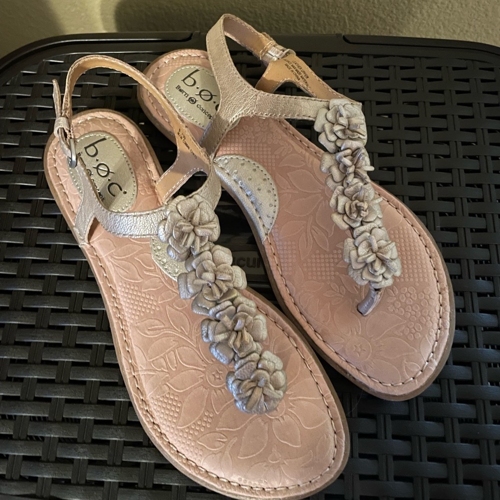 New b.o.c gold sandals. Size 8